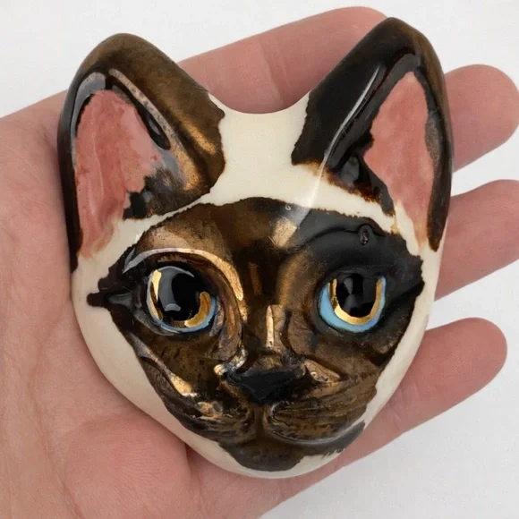 KM Hawaii Cat Brooch Vintage 1988 Signed Maui Hand Painted Ceramic - Picture 2 of 5